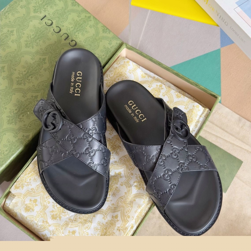G*u*i slippers